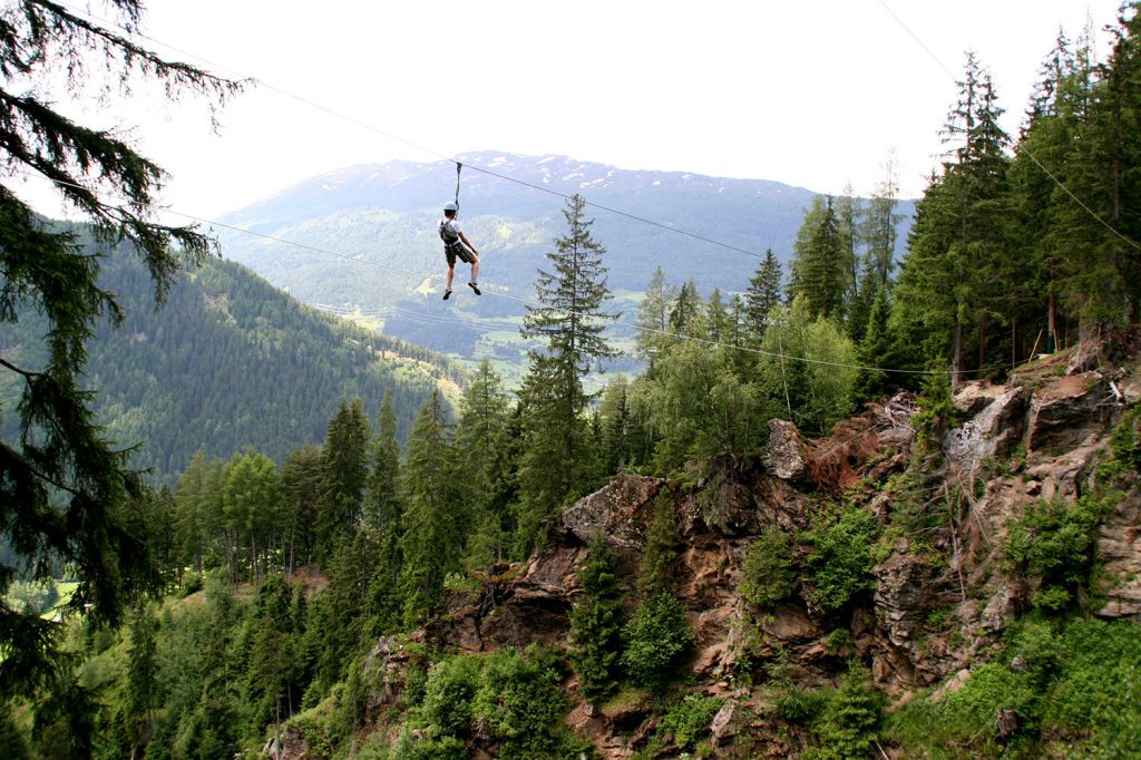 XP Abenteuerpark - Pitztal - Das Highlight ist der Flying Eagle, mit dem Du über eine 50 Meter tiefe Schlucht gleitest. - © Alpin Center Hochzeiger-PitztalAlpincenter